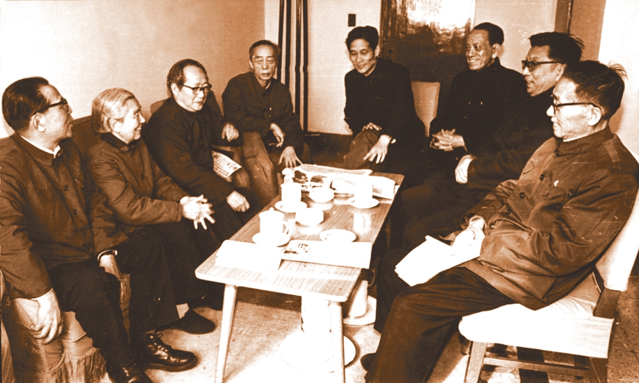 1980年12月省委会副主委黄桐华（右一）参加农工党中央召开的全国工作会议，期间与农工党中央沈其震（左三）、方荣欣（左四）等领导座谈。