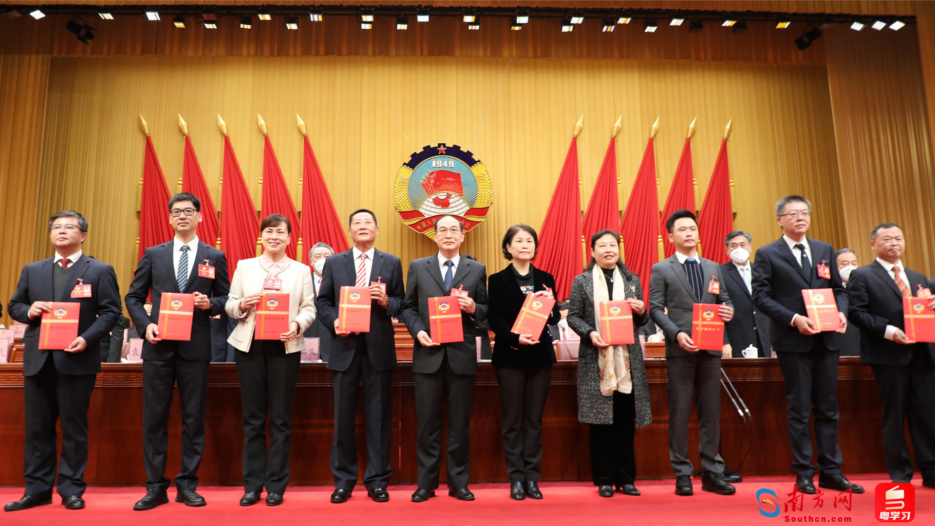 张华副主委（左三）代表农工党广东省委员会上台领奖